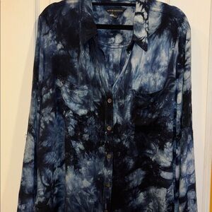 ROCK & REPUBLIC DARK BLUE TYEDYE BUTTON DOWN SHIRT SIZE LARGE PTP 21”
L/S
